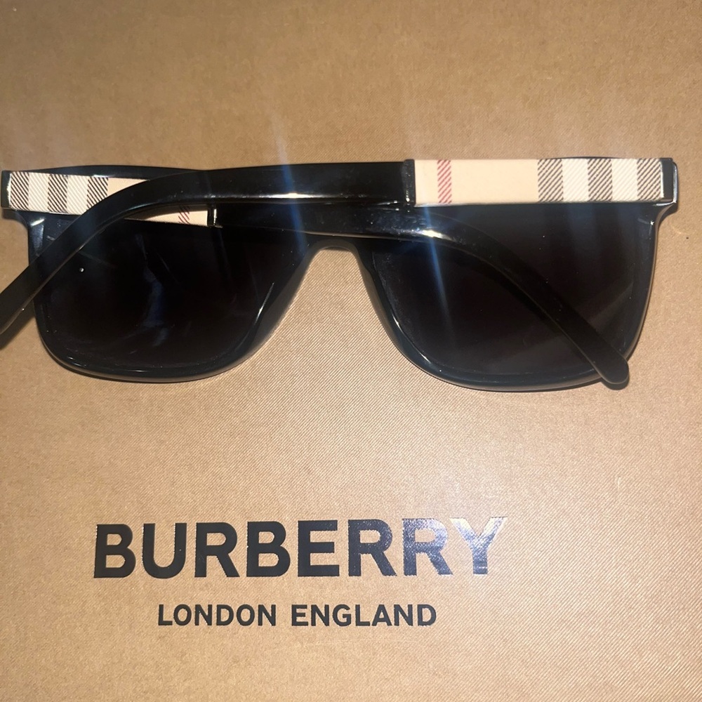 Burberry sunglasses style B 4181